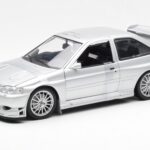 Ford Escort RS Cosworth Versión de Calle Plata UT Models 1:18