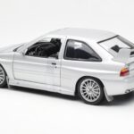 Ford Escort RS Cosworth Versión de Calle Plata UT Models 1:18 - image 4 of 6