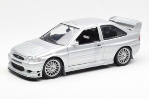 Ford Escort RS Cosworth Versión de Calle Plata UT Models 1:18