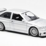 Ford Escort RS Cosworth Versión de Calle Plata UT Models 1:18 - image 6 of 6