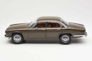 Jaguar XJ6 Series 1 4.2 Sable Marrón Paragon 1:18 2011004 Metal - imagen 4 de 8