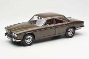 Jaguar XJ6 Series 1 4.2 Sable Marrón Paragon 1:18 2011004