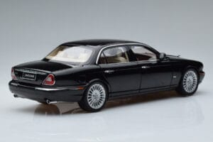 Jaguar XJ6 X350 Ebony Negro Almost Real 1:18 810501 Metal - imagen 3 de 11