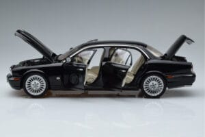 Jaguar XJ6 X350 Ebony Negro Almost Real 1:18 810501 Metal - imagen 4 de 11
