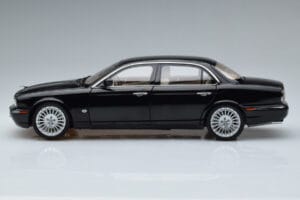 Jaguar XJ6 X350 Ebony Negro Almost Real 1:18 810501 Metal - imagen 5 de 11