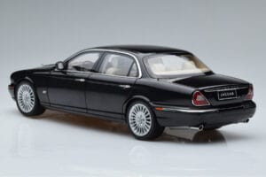 Jaguar XJ6 X350 Ebony Negro Almost Real 1:18 810501 Metal - imagen 6 de 11