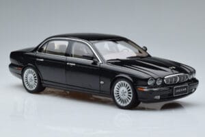 Jaguar XJ6 X350 Ebony Negro Almost Real 1:18 810501 Metal - imagen 10 de 11