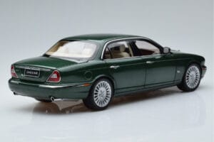 Jaguar XJ6 X350 Racing Verde Almost Real 1:18 810502 Metal - imagen 3 de 13