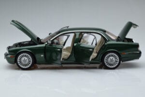 Jaguar XJ6 X350 Racing Verde Almost Real 1:18 810502 Metal - imagen 4 de 13