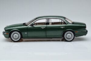 Jaguar XJ6 X350 Racing Verde Almost Real 1:18 810502 Metal - imagen 5 de 13