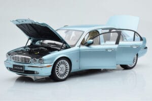 Jaguar XJ6 X350 Seafrost Azul Claro Almost Real 1:18 810503 Metal - imagen 2 de 11