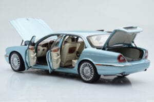 Jaguar XJ6 X350 Seafrost Azul Claro Almost Real 1:18 810503 Metal - imagen 3 de 11