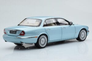 Jaguar XJ6 X350 Seafrost Azul Claro Almost Real 1:18 810503 Metal - imagen 4 de 11