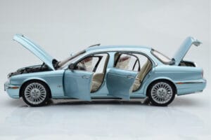 Jaguar XJ6 X350 Seafrost Azul Claro Almost Real 1:18 810503 Metal - imagen 5 de 11