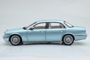 Jaguar XJ6 X350 Seafrost Azul Claro Almost Real 1:18 810503 Metal - imagen 6 de 11