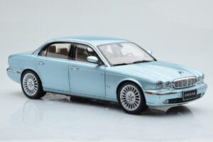 Jaguar XJ6 X350 Seafrost Azul Claro Almost Real 1:18 810503 Metal - imagen 7 de 11