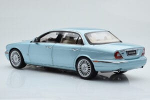 Jaguar XJ6 X350 Seafrost Azul Claro Almost Real 1:18 810503 Metal - imagen 8 de 11