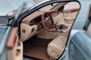 Jaguar XJ6 X350 Seafrost Azul Claro Almost Real 1:18 810503 Metal - imagen 9 de 11