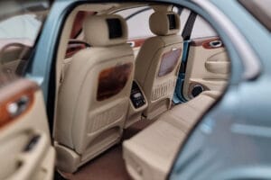 Jaguar XJ6 X350 Seafrost Azul Claro Almost Real 1:18 810503 Metal - imagen 10 de 11
