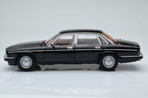 Jaguar XJ6 XJ40 Ebony Negro Almost Real 1:18 810543 Metal - imagen 4 de 11