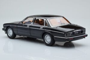Jaguar XJ6 XJ40 Ebony Negro Almost Real 1:18 810543 Metal - imagen 7 de 11