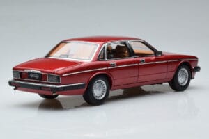 Jaguar XJ6 XJ40 Flamenco Rojo Almost Real 1:18 810541 Metal - imagen 3 de 11