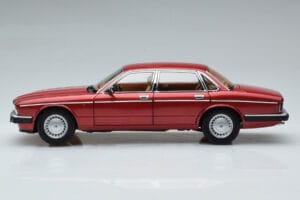 Jaguar XJ6 XJ40 Flamenco Rojo Almost Real 1:18 810541 Metal - imagen 5 de 11