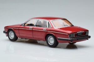Jaguar XJ6 XJ40 Flamenco Rojo Almost Real 1:18 810541 Metal - imagen 7 de 11