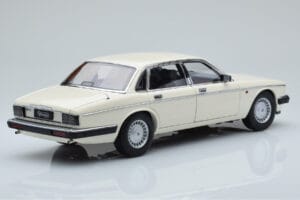 Jaguar XJ6 XJ40 Glacier Blanco Almost Real 1:18 810542 Metal - imagen 3 de 11