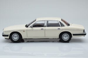 Jaguar XJ6 XJ40 Glacier Blanco Almost Real 1:18 810542 Metal - imagen 4 de 11