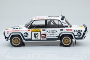 Lada 2105 VFTS #42 S. Brundza Rally 1000 Lakes 1984 IXO 1:18 18RMC146 Metal - imagen 3 de 6