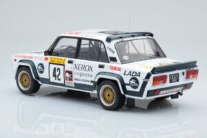 Lada 2105 VFTS #42 S. Brundza Rally 1000 Lakes 1984 IXO 1:18 18RMC146 Metal - imagen 5 de 6
