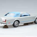 Lincoln Continental Mark V Plateado MCG 1:18 - image 2 of 6