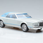 Lincoln Continental Mark V Plateado MCG 1:18 - image 4 of 6