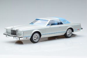Lincoln Continental Mark V Plateado MCG 1:18
