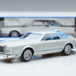 Lincoln Continental Mark V Plateado MCG 1:18 - image 6 of 6