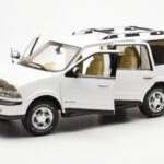 Lincoln Navigator Blanco AUTOart 1:18 - image 2 of 8