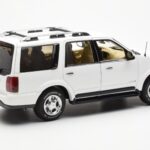 Lincoln Navigator Blanco AUTOart 1:18 - image 3 of 8