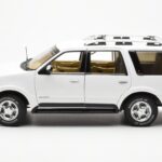 Lincoln Navigator Blanco AUTOart 1:18 - image 4 of 8