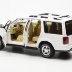 Lincoln Navigator Blanco AUTOart 1:18 - image 5 of 8
