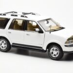 Lincoln Navigator Blanco AUTOart 1:18 - image 6 of 8