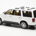 Lincoln Navigator Blanco AUTOart 1:18 - image 7 of 8
