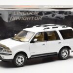 Lincoln Navigator Blanco AUTOart 1:18 - image 8 of 8