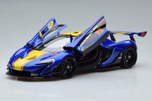 McLaren P1 GTR Azul Con Franjas Amarillas AUTOart 1:18 81542 Compuesto - imagen 2 de 7
