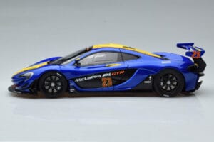 McLaren P1 GTR Azul Con Franjas Amarillas AUTOart 1:18 81542 Compuesto - imagen 4 de 7