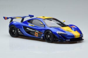McLaren P1 GTR Azul Con Franjas Amarillas AUTOart 1:18 81542 Compuesto - imagen 5 de 7