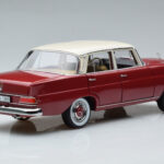 Mercedes 200 W110 Rojo Norev 1:18 - image 3 of 7