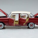 Mercedes 200 W110 Rojo Norev 1:18 - image 4 of 7