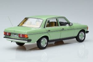 Mercedes 200 W123 Verde Norev 1:18 183796 Metal - imagen 3 de 7