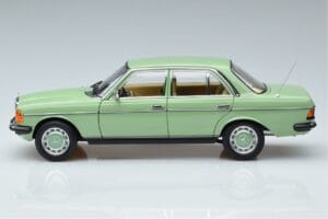 Mercedes 200 W123 Verde Norev 1:18 183796 Metal - imagen 4 de 7